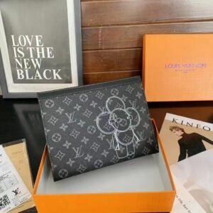 Timeless Beauty: The Hand Bag with Classic Charm