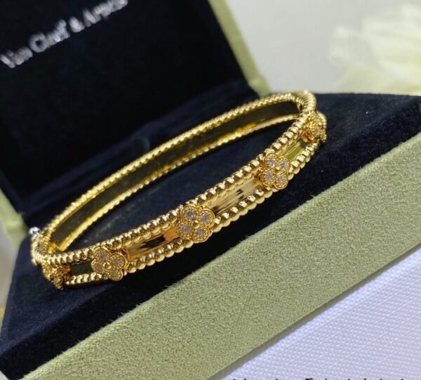 Van Cleef Bangle: A Touch of Elegance in a Simple Box