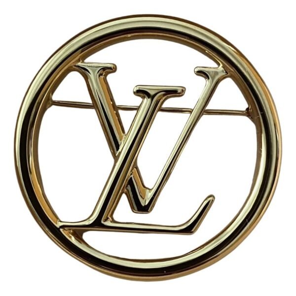 Elevate Your Style with a Timeless Brooch in a Classic Box