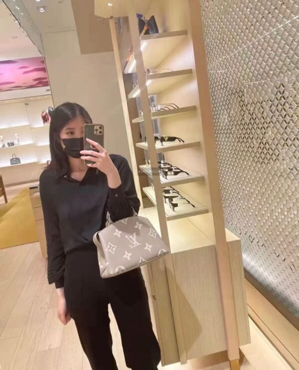 "Chic Simplicity: The LV Beige Handbag - A Masterpiece in 32x22x14 cm
