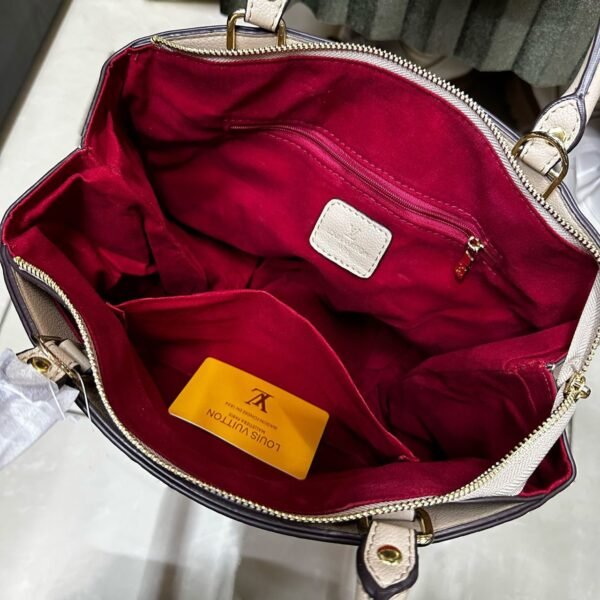 "Chic Simplicity: The LV Beige Handbag - A Masterpiece in 32x22x14 cm