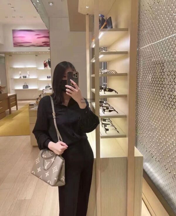 "Chic Simplicity: The LV Beige Handbag - A Masterpiece in 32x22x14 cm