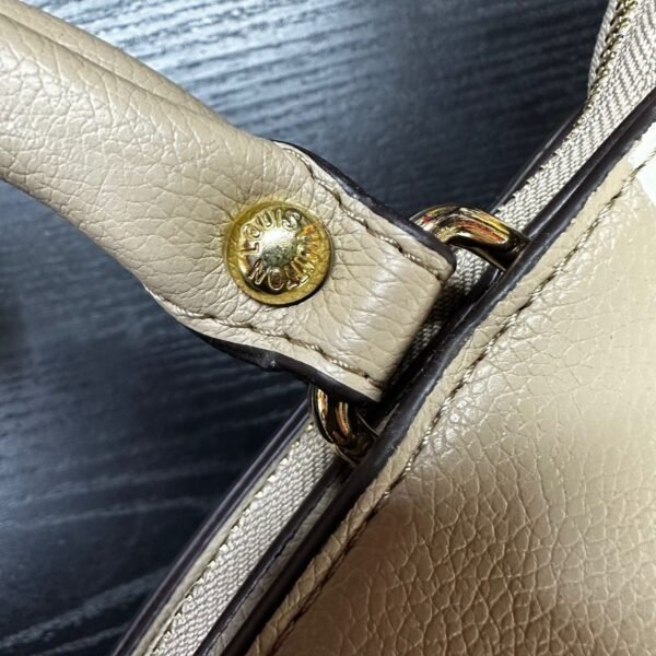 "Chic Simplicity: The LV Beige Handbag - A Masterpiece in 32x22x14 cm