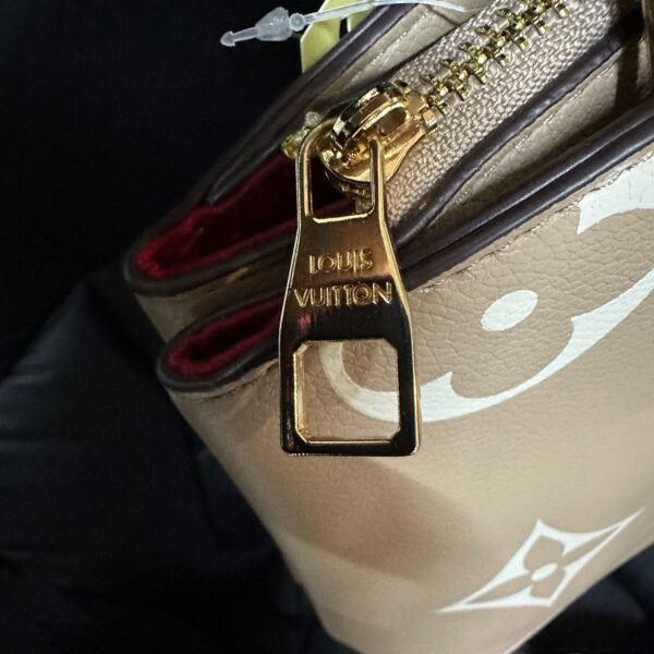 "Chic Simplicity: The LV Beige Handbag - A Masterpiece in 32x22x14 cm