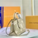 "Chic Simplicity: The LV Beige Handbag - A Masterpiece in 32x22x14 cm
