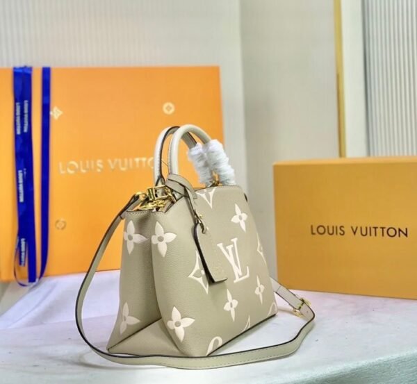 "Chic Simplicity: The LV Beige Handbag - A Masterpiece in 32x22x14 cm