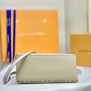 "Chic Simplicity: The LV Beige Handbag - A Masterpiece in 32x22x14 cm