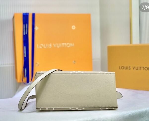 "Chic Simplicity: The LV Beige Handbag - A Masterpiece in 32x22x14 cm