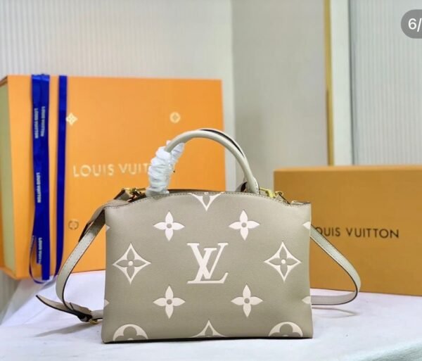 "Chic Simplicity: The LV Beige Handbag - A Masterpiece in 32x22x14 cm