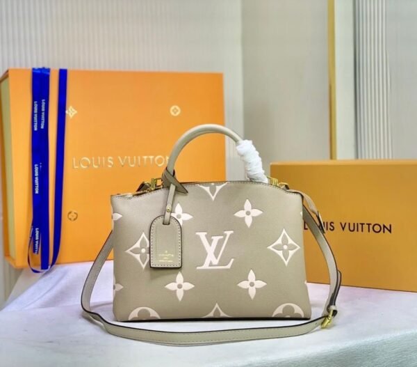 "Chic Simplicity: The LV Beige Handbag - A Masterpiece in 32x22x14 cm