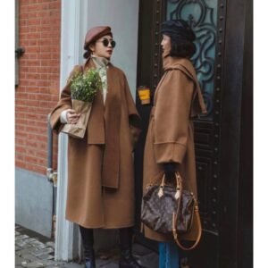 "Timeless Elegance: Louis Vuitton Medium Handbag - 30x20x18 cm"