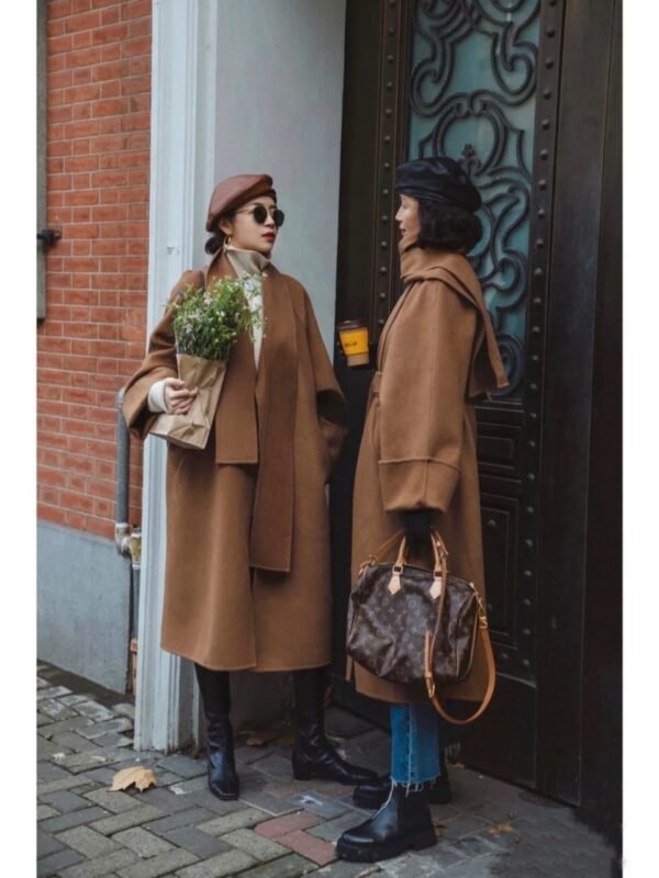 "Timeless Elegance: Louis Vuitton Medium Handbag - 30x20x18 cm"