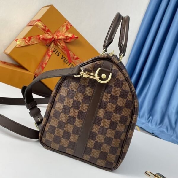 "Timeless Elegance: Louis Vuitton Medium Handbag - 30x20x18 cm"