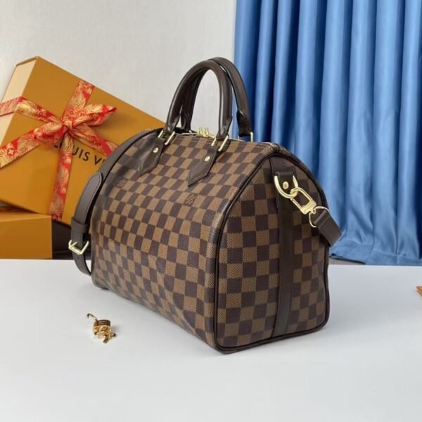 "Timeless Elegance: Louis Vuitton Medium Handbag - 30x20x18 cm"