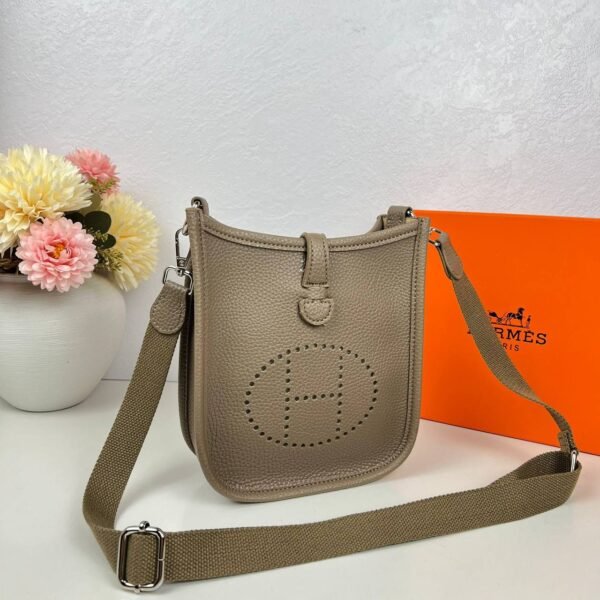 Indulge in luxury with our Hermes Sling Bag, a masterpiece , accompanied by an elegant box for a complete experience.