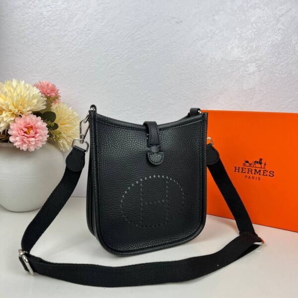 Indulge in luxury with our Hermes Sling Bag, a masterpiece , accompanied by an elegant box for a complete experience.