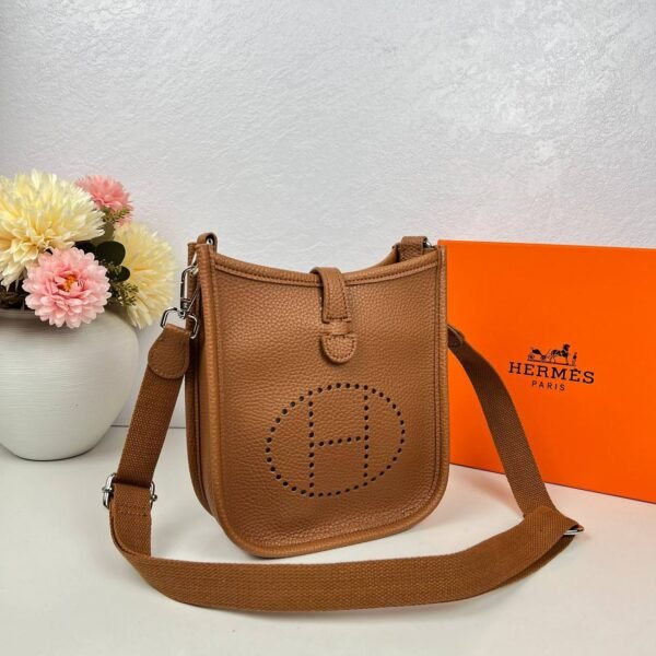 Indulge in luxury with our Hermes Sling Bag, a masterpiece , accompanied by an elegant box for a complete experience.