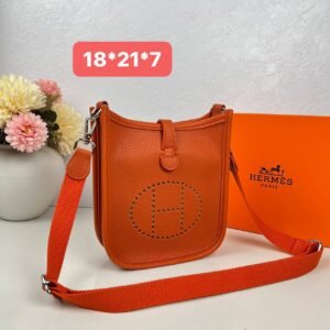 Indulge in luxury with our Hermes Sling Bag, a masterpiece , accompanied by an elegant box for a complete experience.