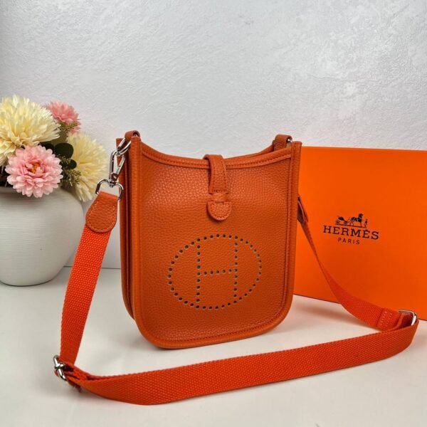 Indulge in luxury with our Hermes Sling Bag, a masterpiece , accompanied by an elegant box for a complete experience.