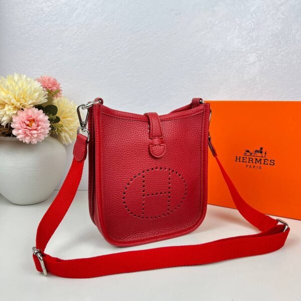 Indulge in luxury with our Hermes Sling Bag, a masterpiece , accompanied by an elegant box for a complete experience.