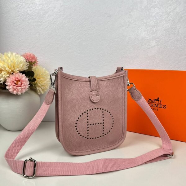 Indulge in luxury with our Hermes Sling Bag, a masterpiece , accompanied by an elegant box for a complete experience.