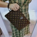 our exquisite clutch bag. With dimensions of 28 x 18.5 cm, it's compact yet spacious enough to hold your essentials with ease.
