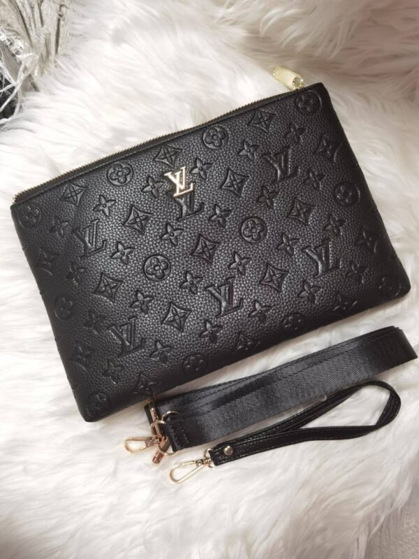 our exquisite clutch bag. With dimensions of 28 x 18.5 cm, it's compact yet spacious enough to hold your essentials with ease.