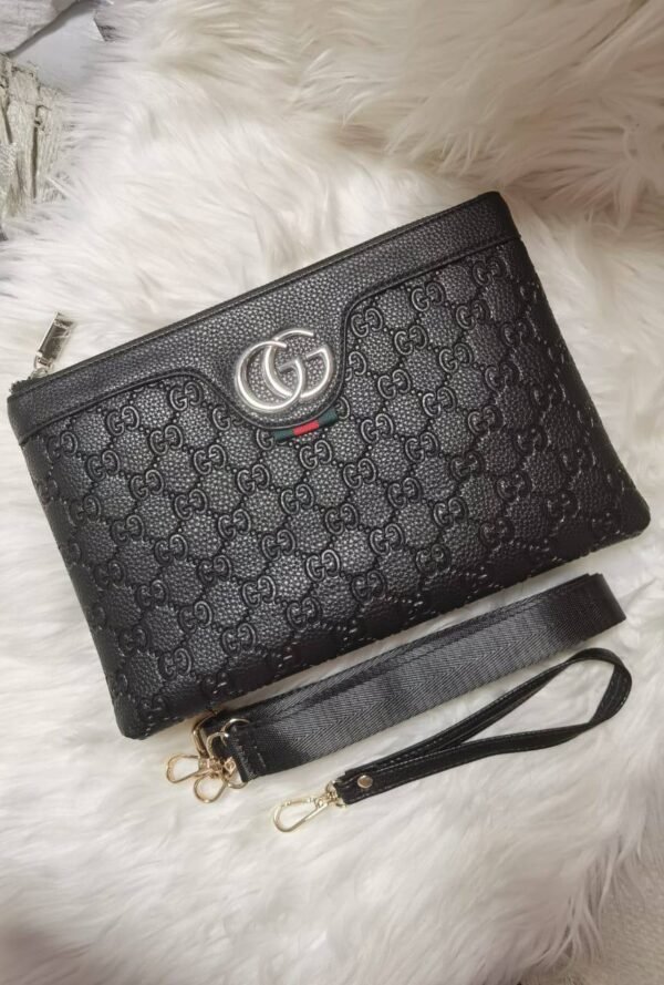 our exquisite clutch bag. With dimensions of 28 x 18.5 cm, it's compact yet spacious enough to hold your essentials with ease.