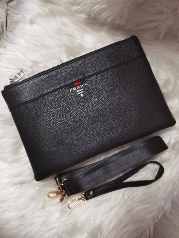 our exquisite clutch bag. With dimensions of 28 x 18.5 cm, it's compact yet spacious enough to hold your essentials with ease.