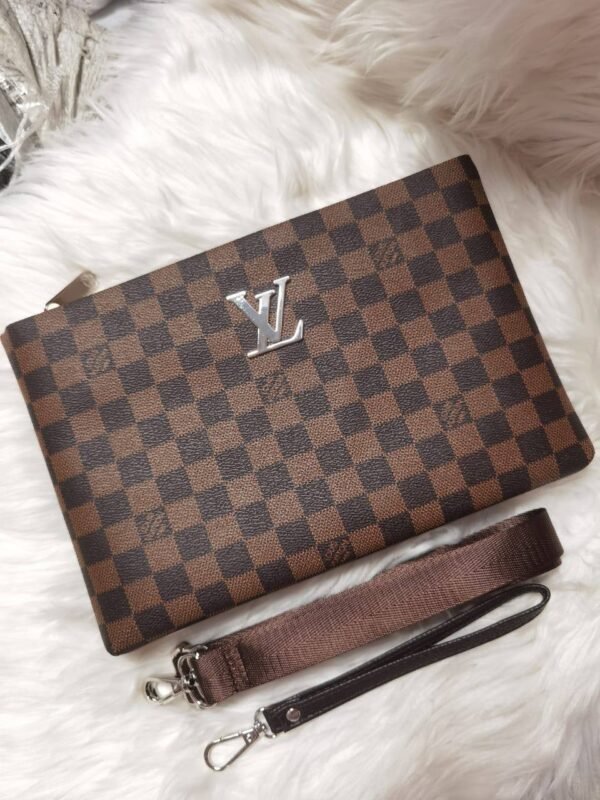 our exquisite clutch bag. With dimensions of 28 x 18.5 cm, it's compact yet spacious enough to hold your essentials with ease.