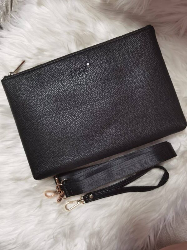 our exquisite clutch bag. With dimensions of 28 x 18.5 cm, it's compact yet spacious enough to hold your essentials with ease.