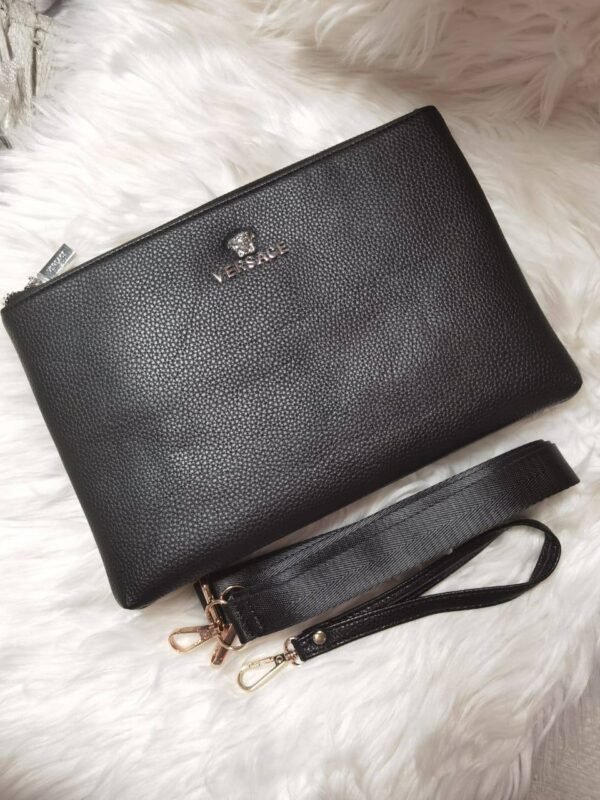 our exquisite clutch bag. With dimensions of 28 x 18.5 cm, it's compact yet spacious enough to hold your essentials with ease.