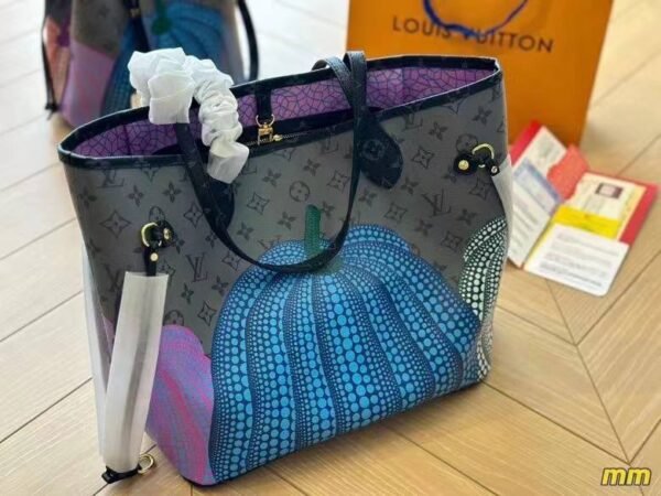 the First Copy Louis Vuitton Neverfull tote bag. With dimensions measuring 45 x 30 cm