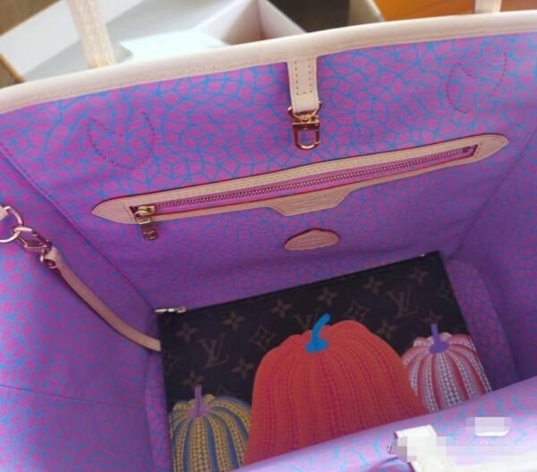 the First Copy Louis Vuitton Neverfull tote bag. With dimensions measuring 45 x 30 cm