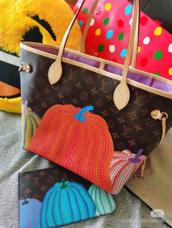 the First Copy Louis Vuitton Neverfull tote bag. With dimensions measuring 45 x 30 cm