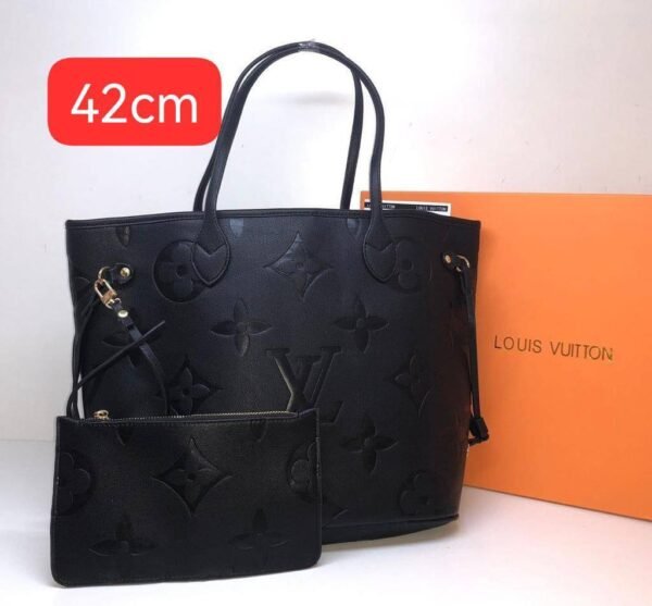 the iconic Neverfull bag by Louis Vuitton, presented in its original box and boasting a generous size of 42 cm