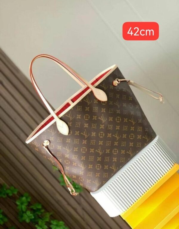 the iconic Neverfull bag by Louis Vuitton, presented in its original box and boasting a generous size of 42 cm