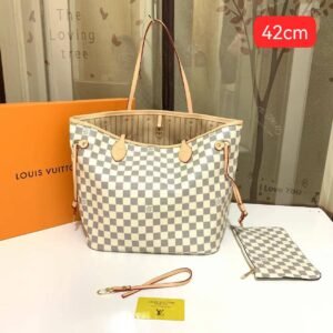 the iconic Neverfull bag by Louis Vuitton, presented in its original box and boasting a generous size of 42 cm