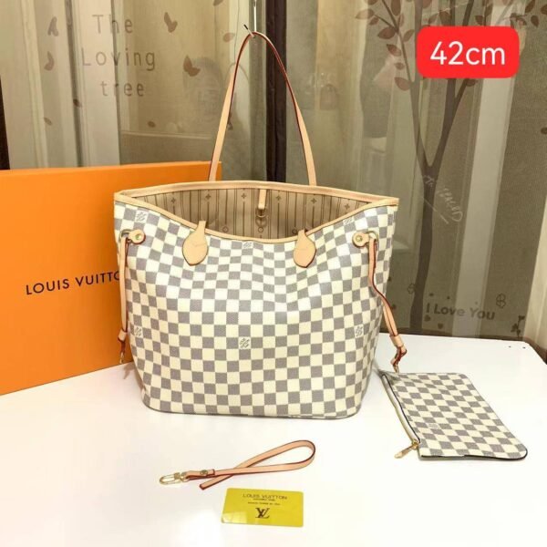 the iconic Neverfull bag by Louis Vuitton, presented in its original box and boasting a generous size of 42 cm