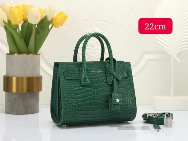 Saint Laurent handbag. With a compact size of 22 cm, this handbag seamlessly combines style and functionality