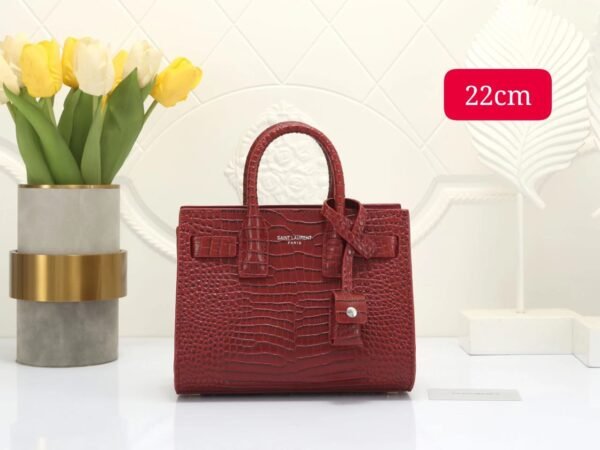 Saint Laurent handbag. With a compact size of 22 cm, this handbag seamlessly combines style and functionality