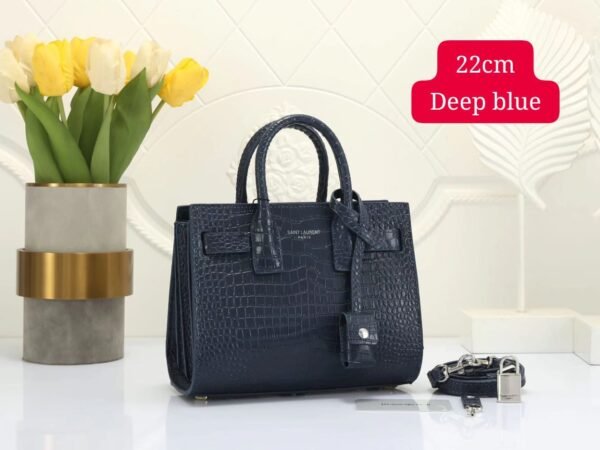 Saint Laurent handbag. With a compact size of 22 cm, this handbag seamlessly combines style and functionality
