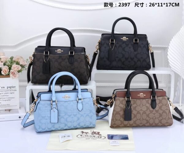 Coach Handbag, a perfect blend of style and practicality 26 x 11 x 17 cm, this handbag offers just the right amount of space for your essentials