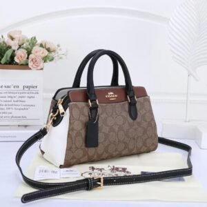 Coach Handbag, a perfect blend of style and practicality 26 x 11 x 17 cm, this handbag offers just the right amount of space for your essentials