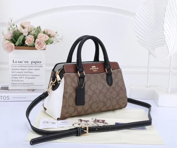 Coach Handbag, a perfect blend of style and practicality 26 x 11 x 17 cm, this handbag offers just the right amount of space for your essentials