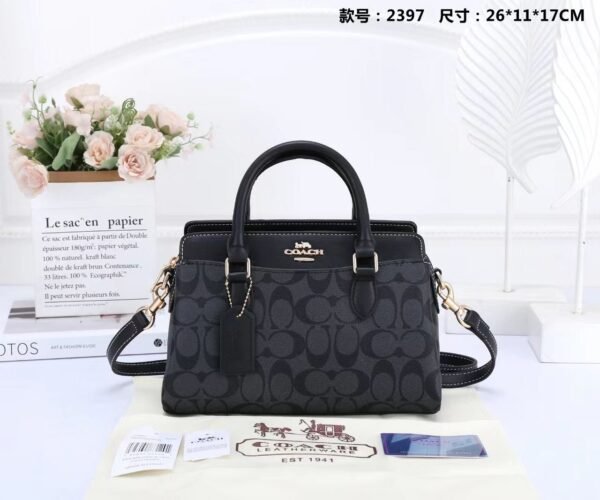Coach Handbag, a perfect blend of style and practicality 26 x 11 x 17 cm, this handbag offers just the right amount of space for your essentials