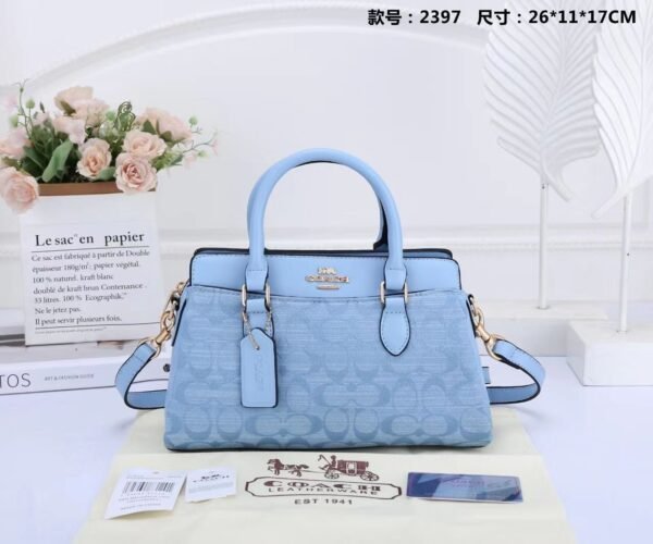 Coach Handbag, a perfect blend of style and practicality 26 x 11 x 17 cm, this handbag offers just the right amount of space for your essentials