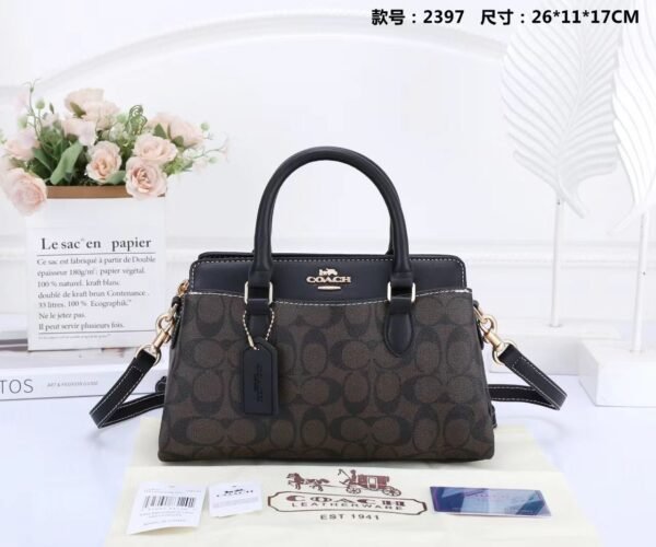 Coach Handbag, a perfect blend of style and practicality 26 x 11 x 17 cm, this handbag offers just the right amount of space for your essentials