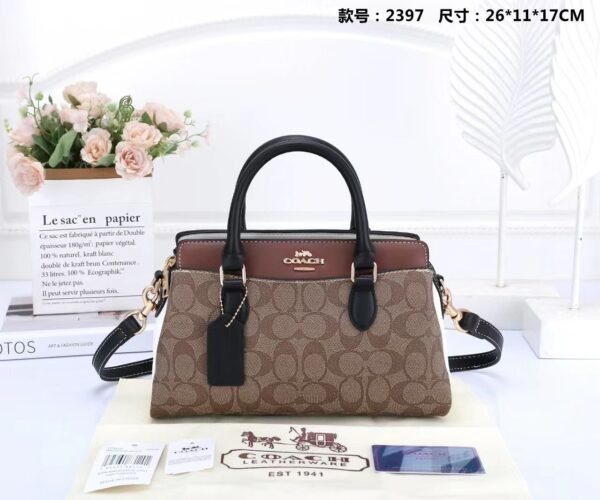 Coach Handbag, a perfect blend of style and practicality 26 x 11 x 17 cm, this handbag offers just the right amount of space for your essentials
