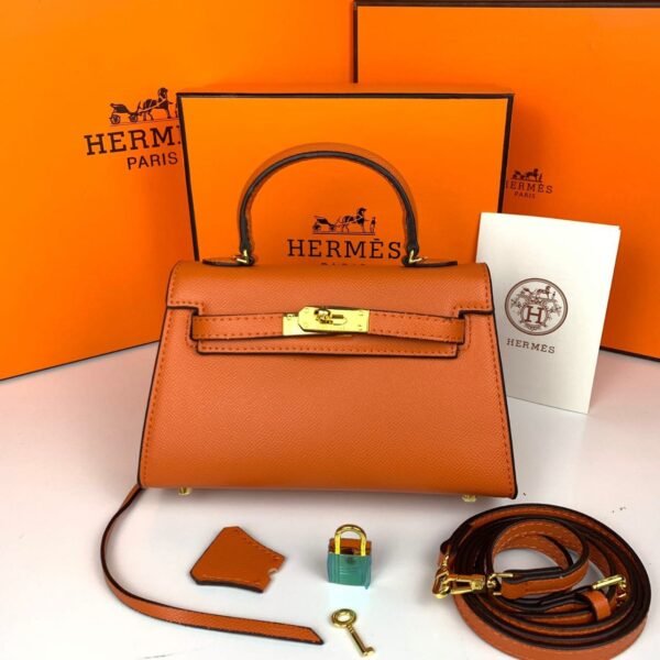 Hermès Handbag. Measuring 20.5 x 14 x 5 cm, this exquisite piece combines compact elegance with functional design.
